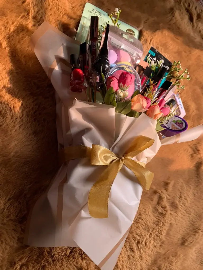 Glam in Bloom: Make-up Bouquet